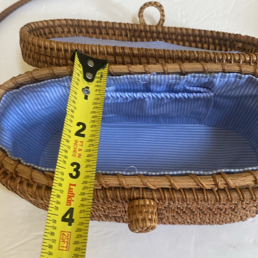 Wicker Crossbody Bag with toggle closure Blue interior - Picture 8 of 9